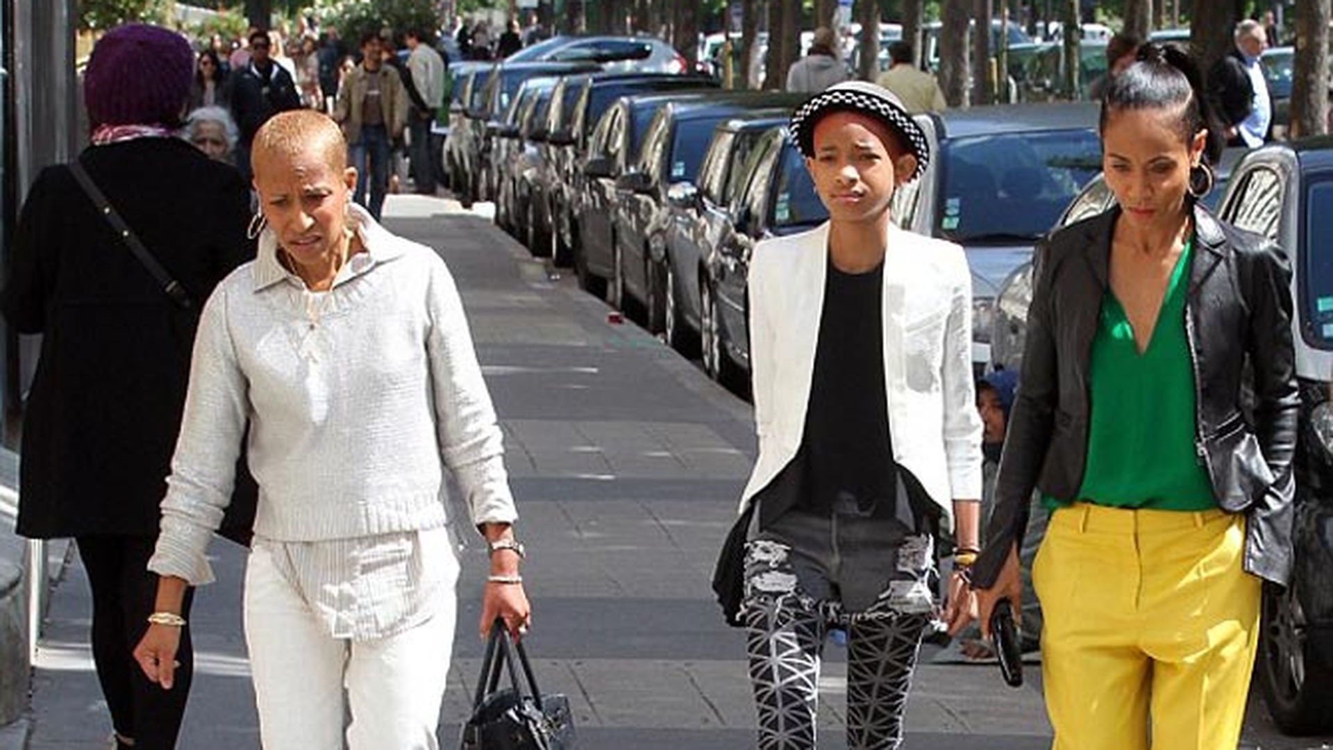 Mai inalta decat un cocostarc! Willow Smith a iesit cu mama si bunica in oras pe niste plaftorme ametitoare! Tu ai purta asa ceva?