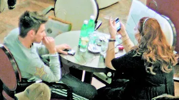 Oana Roman a preferat sa butoneze pe Facebook, ignorandu-si total fostul iubit. L-a cinstit cu o apa plata si l-a plictisit de moarte