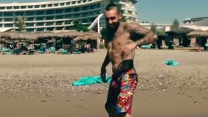 Antonia, în bikini pe plajă lângă Velea? Vezi ce schemă a făcut artistul şi cum s-a jucat bruneta în apă