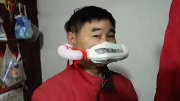 Noua modă, în plină pandemie! Un frizer din Wuhan a creat o „mască” dintr-o sticlă de plastic și din hârtie igienică