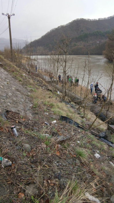 O mașină cu trei persoane a căzut în Olt! O fetiță a fost salvată, dar părinții ei nu au reușit să scape