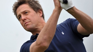 Hugh Grant se relaxeaza la golf