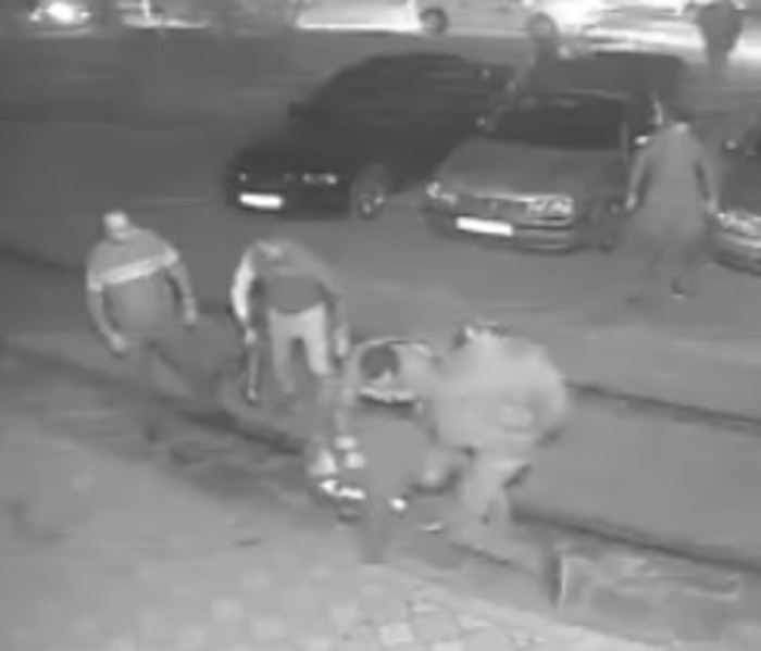 Primele declarații ale tânărului bătut de taximetriști: ”Au sărit toţi pe mine cu răngi, bâte, m-au pus la pământ”