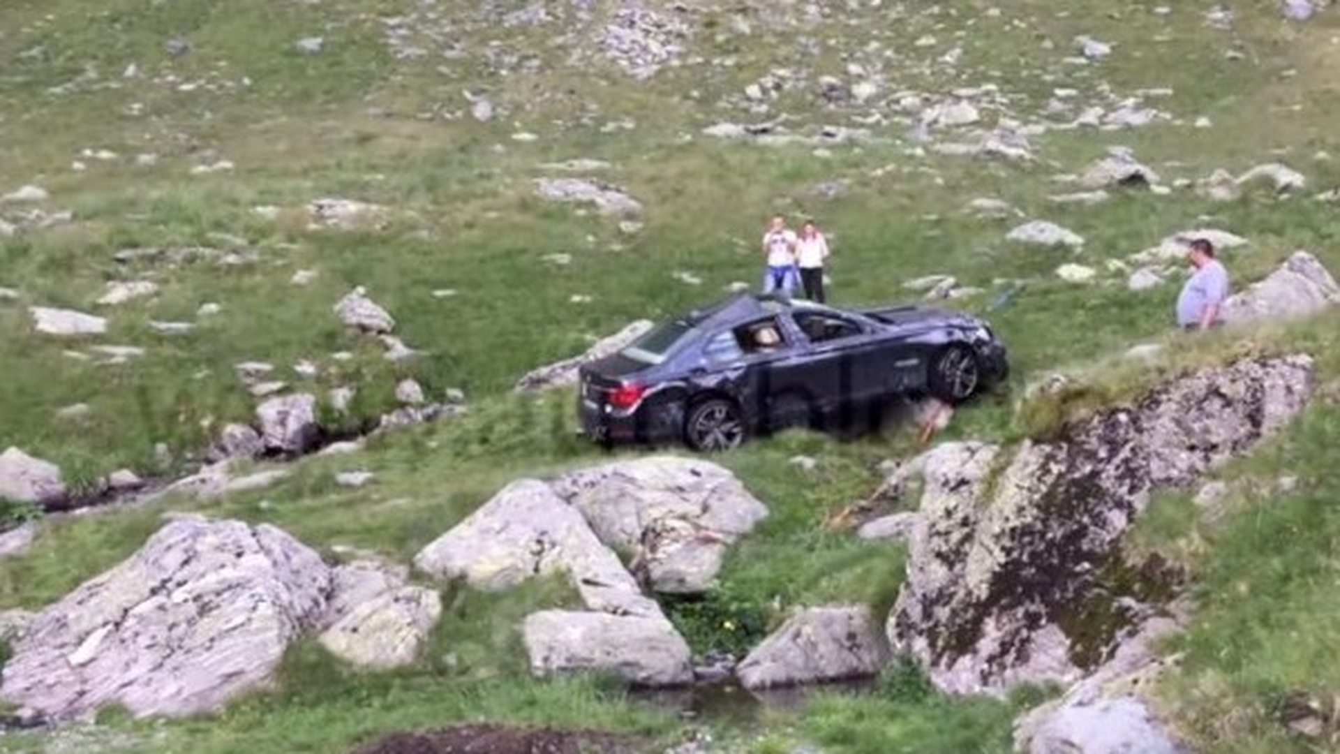 Cum a fost scos un BMW căzut în prăpastie pe Transfăgărăşan. A fost nevoie de un...