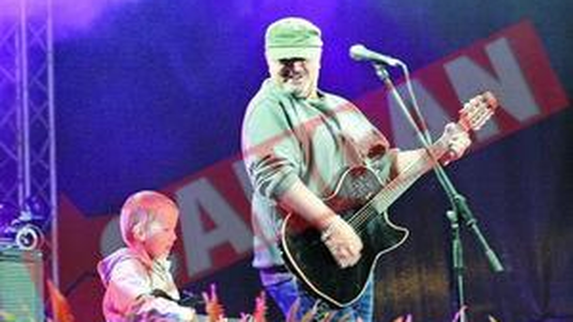 Mircea Baniciu, in duet cu baietelul sau de 4 ani