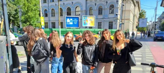 Elevii celui mai bun liceu din România s-au îmbrăcat în negru, în semn de protest față de uniformele obligatorii: „Nu putem să luăm din dreptul la exprimare al adolescenților” / „Școala este gratuită. De ce să plătim pentru uniforme?”