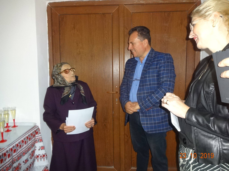 Bătrânica de 100 de ani a primit daruri de ziua ei