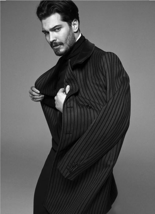 Cagatay Ulusoy, cunoscut publicului din România din serialul “Yaman”, difuzat de Kanal D, a făcut o schimbare radicală de look pentru un nou rol!