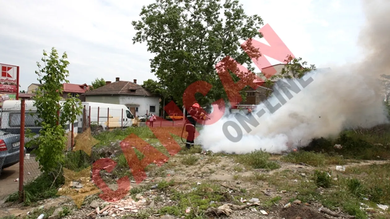 FOTO Un barbat a dat foc unor gunoaie chiar langa Kaufland