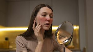 Fața ți se înroșește tot mai des? Medicii explică ce se întâmplă cu pielea ta pe măsură ce îmbătrânești