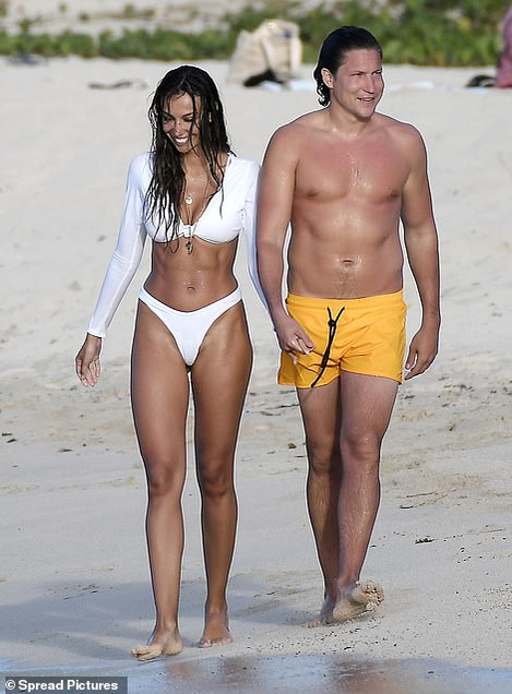 Mădalina Ghenea s-a despărțit de fiul lui Mr. Cash și s-a cuplat cu un milionar de 32 de ani! Primele imagini cu ei în timp ce se sărută