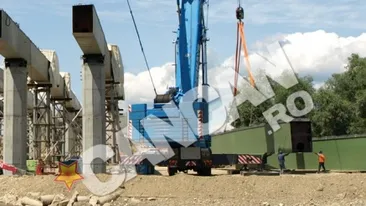 O macara s-a prabusit in Saftica! Macaragiul a ramas captiv in utilaj, iar un altul a scapat ca prin minune dupa ce a fost acrosat