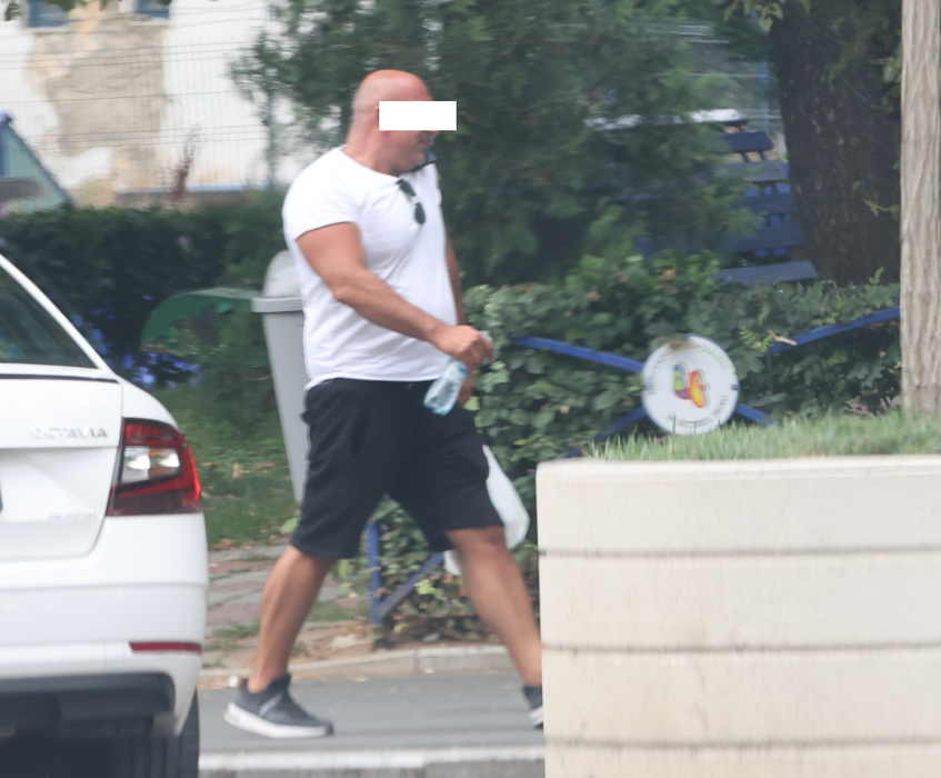Afaceristul merge glorios cu cumpărăturile (Foto: CANCAN.RO)