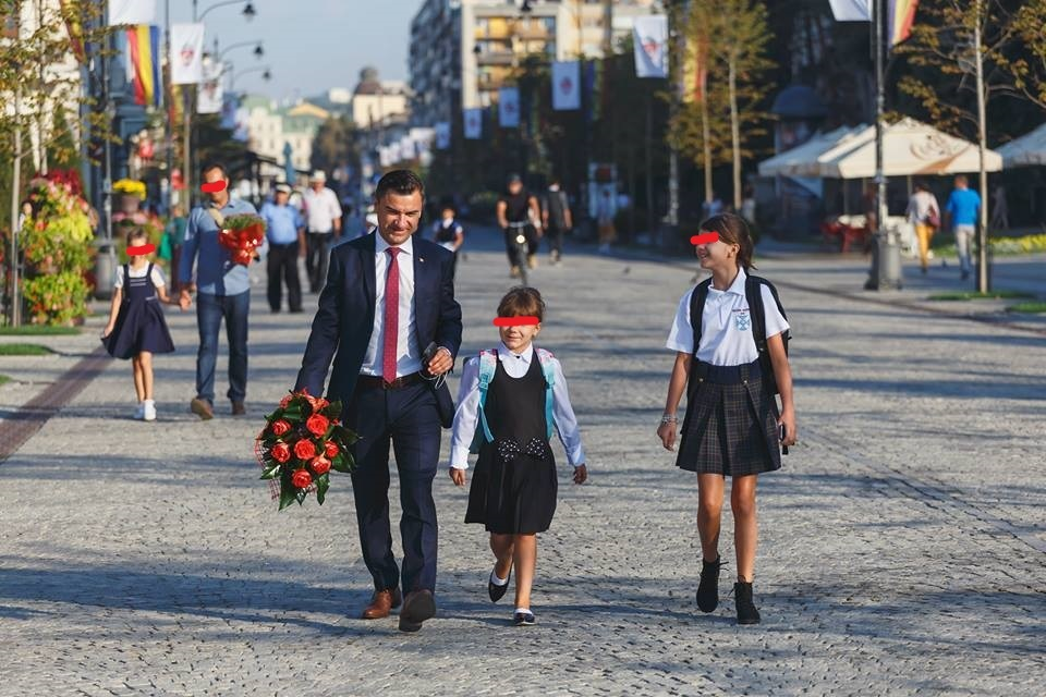 Primarul Mihai Chirica şi fetiţele lui