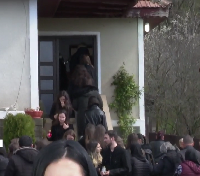 Andreea este condusă pe ultimul drum/ Sursa foto: Captură Antena 3 CNN