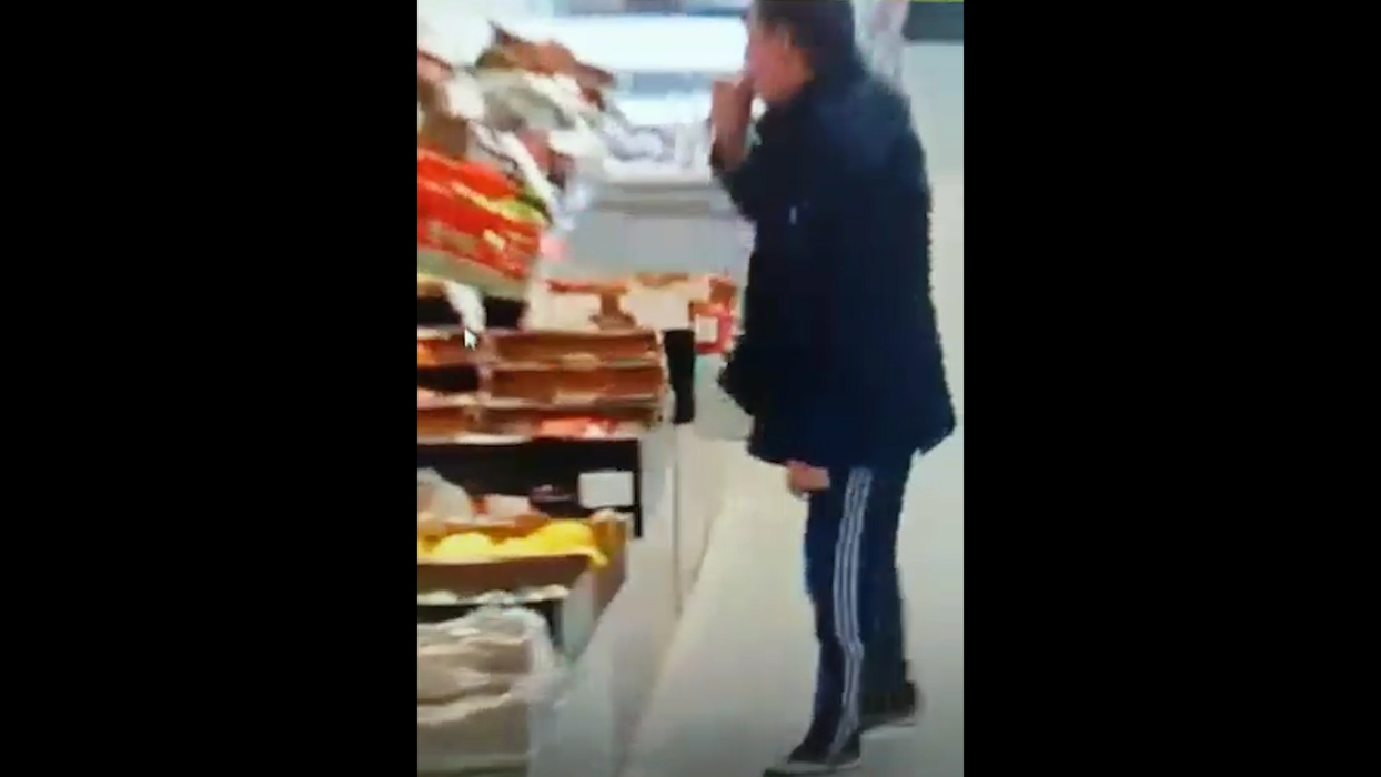 Comisarul-șef U.G. în timp ce ”degusta” fructele dintr-un hipermarket