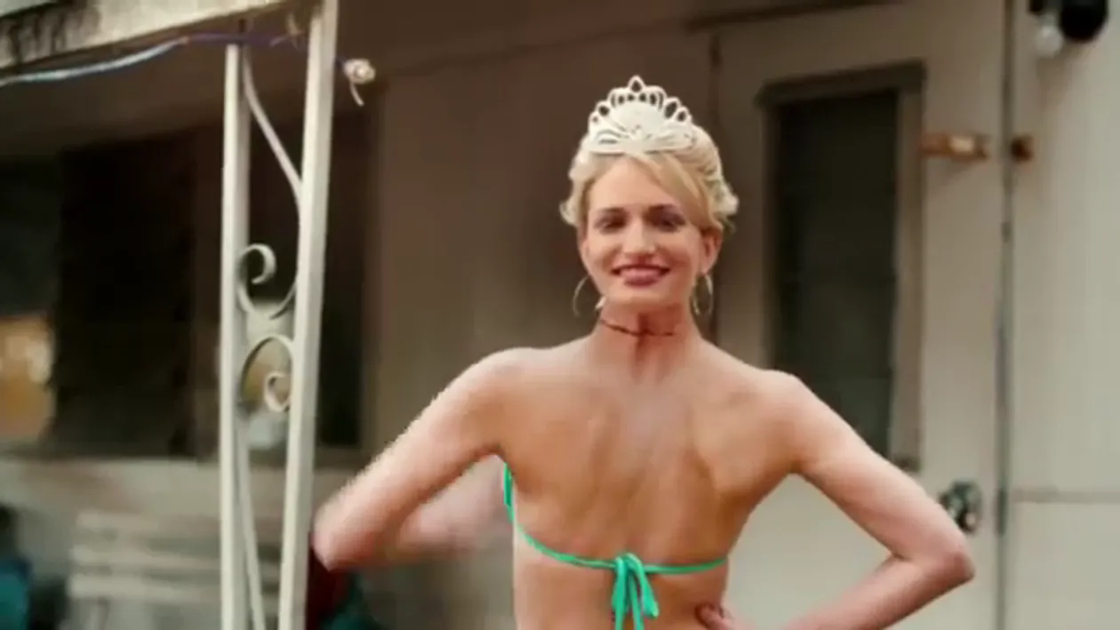 Eminem, alături de piţipoance hidoase în pădure! Una are trei sâni, iar cealaltă, capul tăiat şi pus invers!