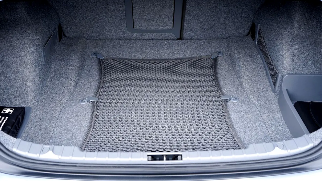 Nu e banc! Ce cărau 2 români în portbagajul unui BMW, în Franța. N-au putut să explice de unde au așa ceva