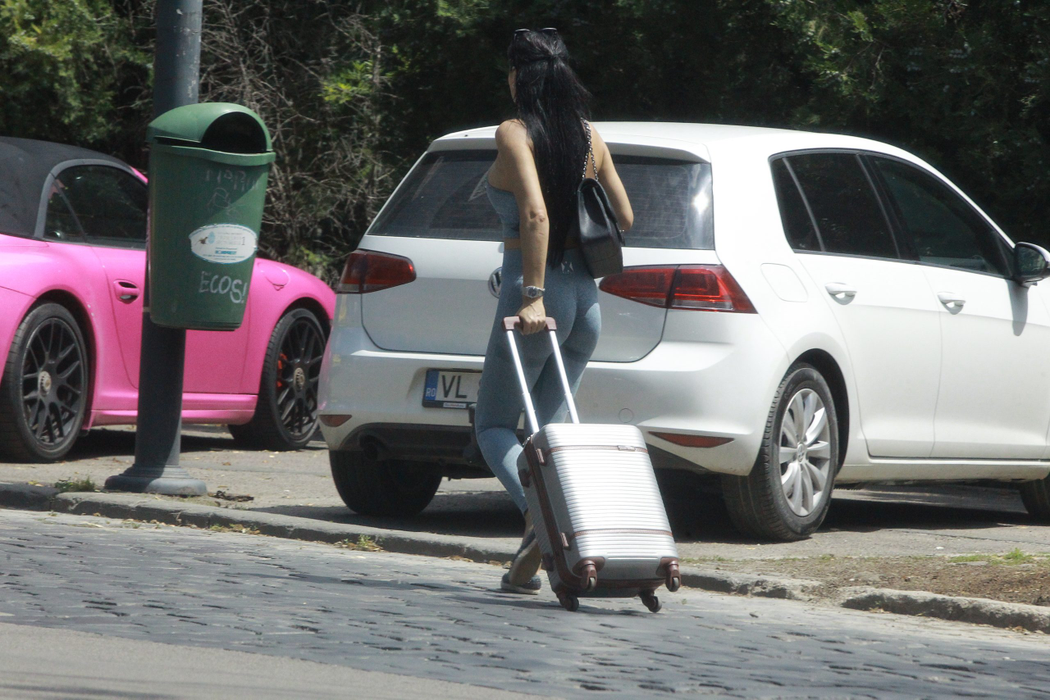 Sofia se îndreaptă căte Uberul care tocmai a sosit