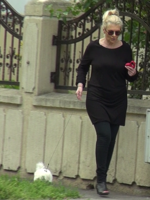 Carmen Adamescu şi-a plimbat micul patruped şi a fost păzită îndeaproape de bodyguarzi