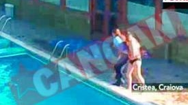 Au aruncat o politista in piscina