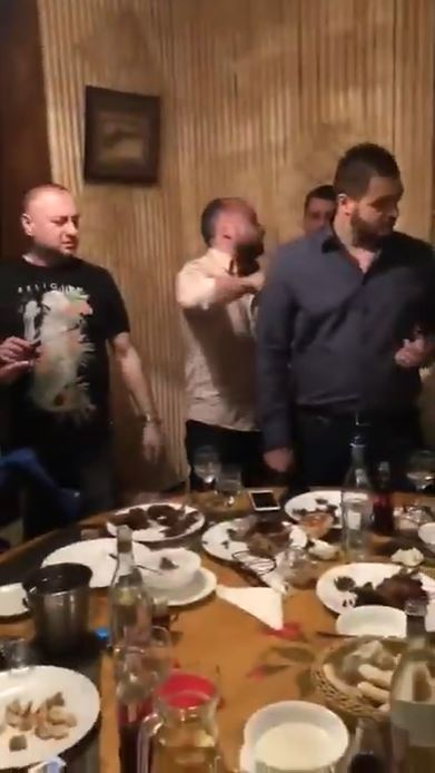 Leo de la Strehaia și soția lui s-au împăcat! Cum s-a îmbrăcat Dana Criminala la o petrecere, unde s-au dat dedicații pe bani