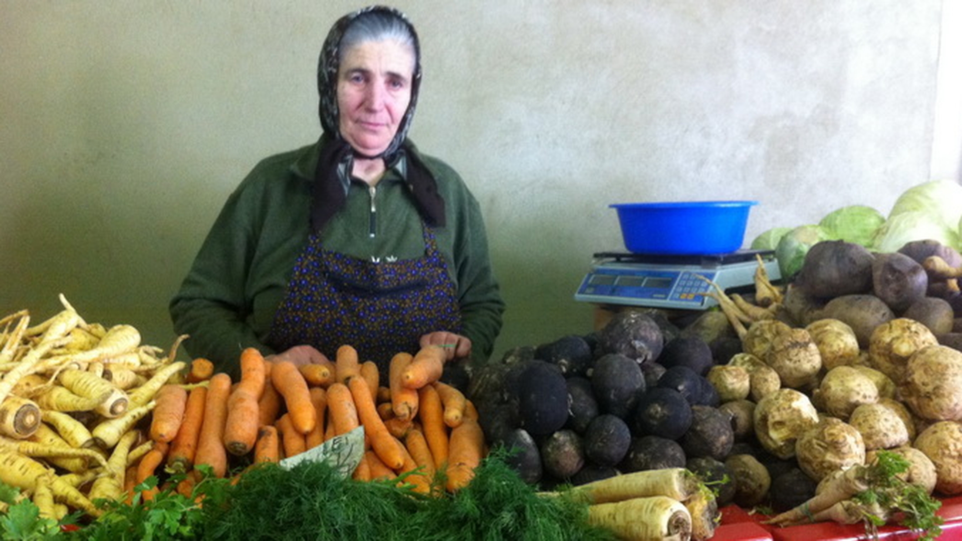 Muncesc pana mor pentru a-si intretine copiii si nepotii! Povestile triste ale bunicutelor care vand legume in Piata Obor