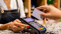 Adio, plată cu cardul și cu telefonul mobil. Care este noua metodă de a achita contactless