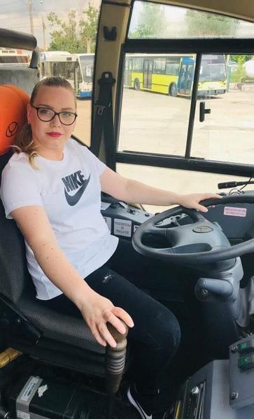 Ea este prima femeie șofer de autobuz din Iași! La 31 de ani, tânăra străbate străzile în lung și-n lat: ”Oamenii se uită uimiți la mine”