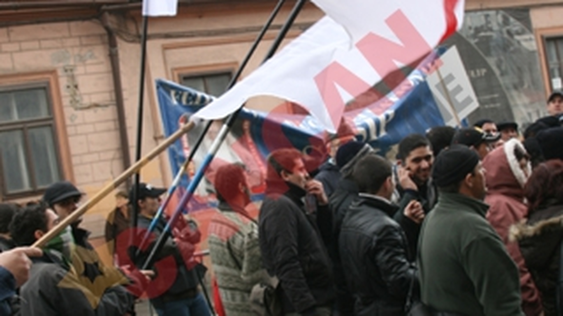 Sindicalistii sibieni au protestat cu steaguri puse in varf de undita