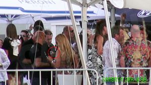 Gabriel Cotabita nu-si mai gaseste locuri printre tineri. Vezi cum s-a plictisit la o petrecere exclusivista de pe plaja
