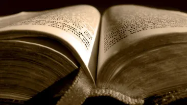 Socant! Este ateu si a rescris Biblia