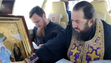 El este preotul care s-a rugat din avion pentru oamenii din Moldova! A avut în mâini două icoane