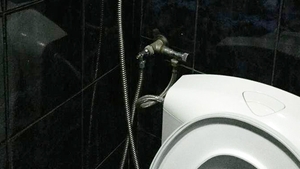 Mesajul surprinzător lăsat într-o baie publică! Ce sunt avertizaţi oamenii să NU facă acolo!