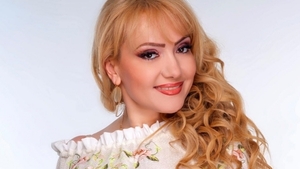 Cântăreața de muzică populară Adriana Ochișanu a căzut în gol cu liftul