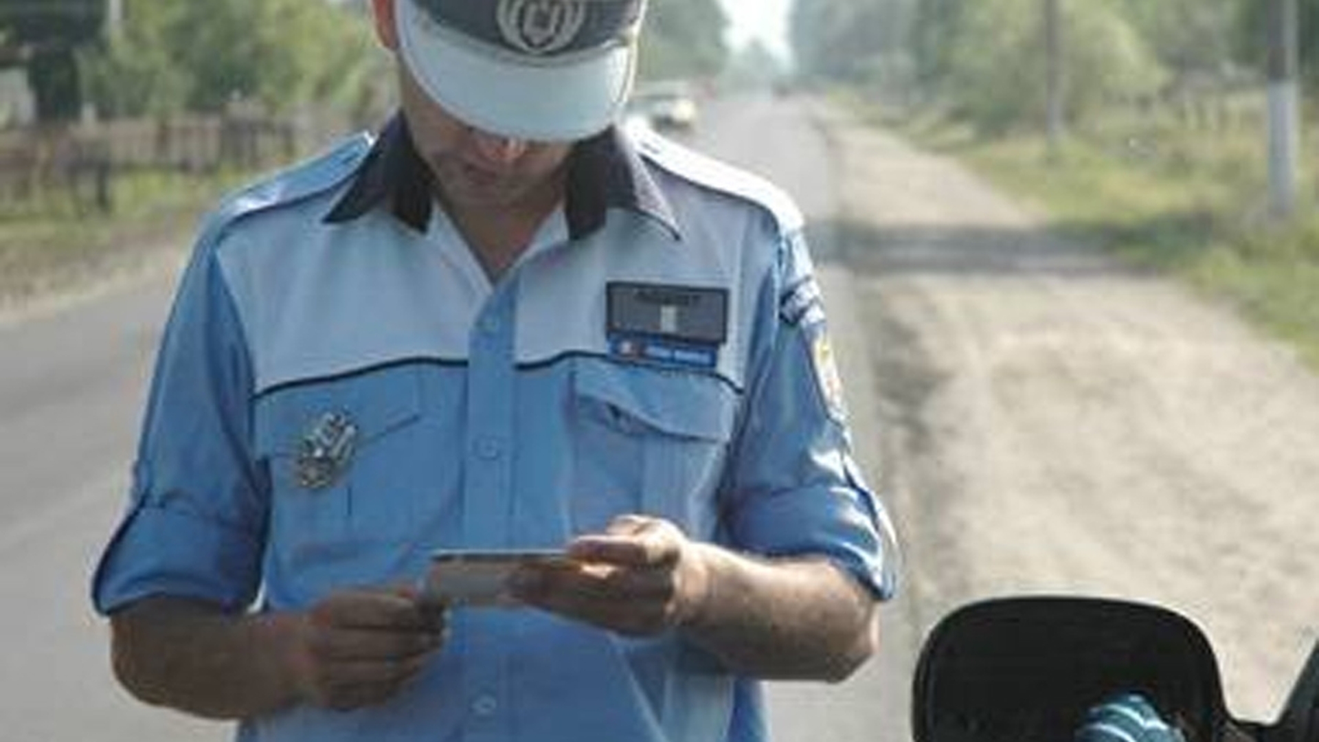 "Ce vrei, mă’, boschetare?" Ce a făcut un polițist român după ce a oprit în trafic o mașină decapotabilă, condusă de un șofer arogant