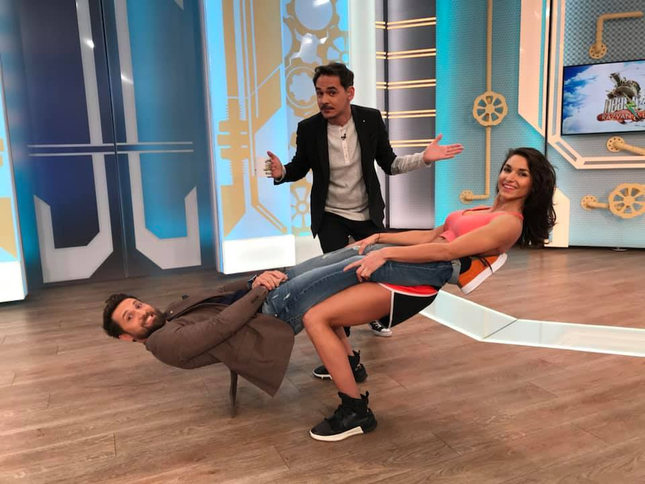 Dani Oțil, vrei să o faci geloasă pe iubita ta?! Poziția sexy în care a fost surprins prezentatorul alături de o antrenoare de fitness HOT