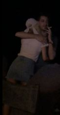 Tiberiu trage cu poftă dintr-o țigară, în timp ce Andreea îl ține în brațe