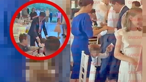 IMAGINI BOMBĂ. Nicușor Dan, show pe ringul de dans la o nuntă, lângă București! Președintele s-a distrat în weekend cu prima doamnă și fiul lor, Antim