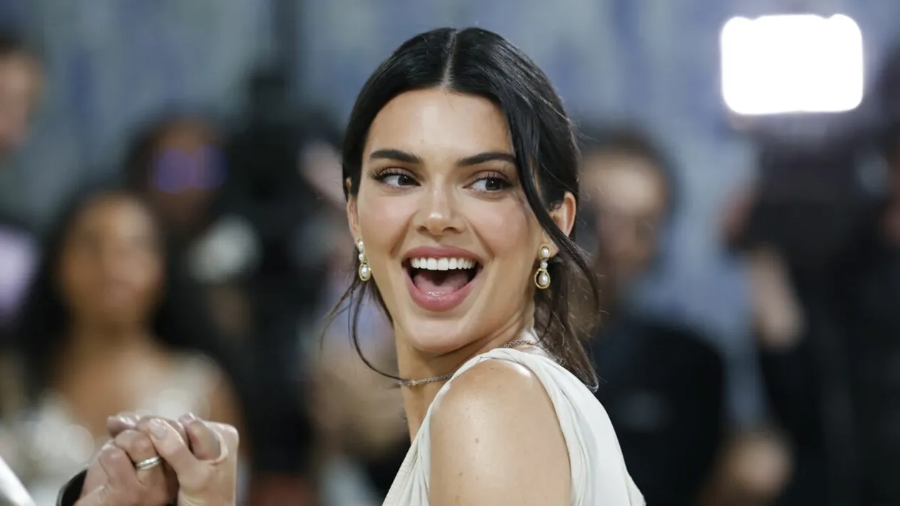 Kendall Jenner are iubit nou? Cu ce actor celebru a fost surprinsă în Hawaii, la micul dejun
