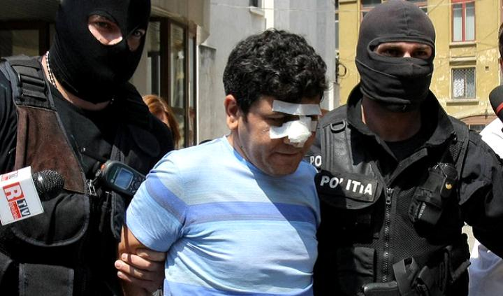 ”Sultanul veiozelor”, încadrat de polițiști