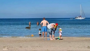 Detaliul terifiant observat în această fotografie de la mare, făcută de o femeie soțului și fiicei ei, pe plajă