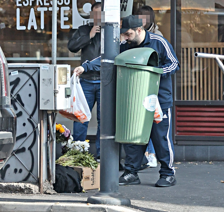 Florin Salam, atent cu o florăreasă (SURSA FOTO: CANCAN.RO)
