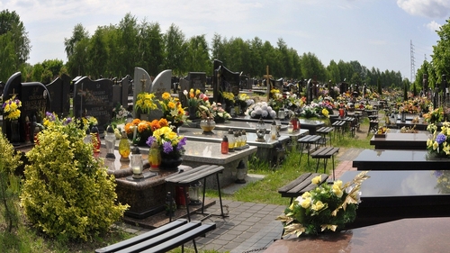 Amenzi usturătoare pentru cei care vin cu așa ceva la înmormântări. Legea a fost deja aplicată în mai multe cimitire