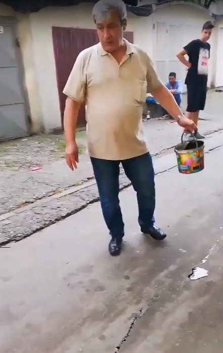 Așa ceva nu s-a mai văzut! Cum s-a răzbunat un pensionar din Bacău pe copiii gălăgioși din spatele blocului