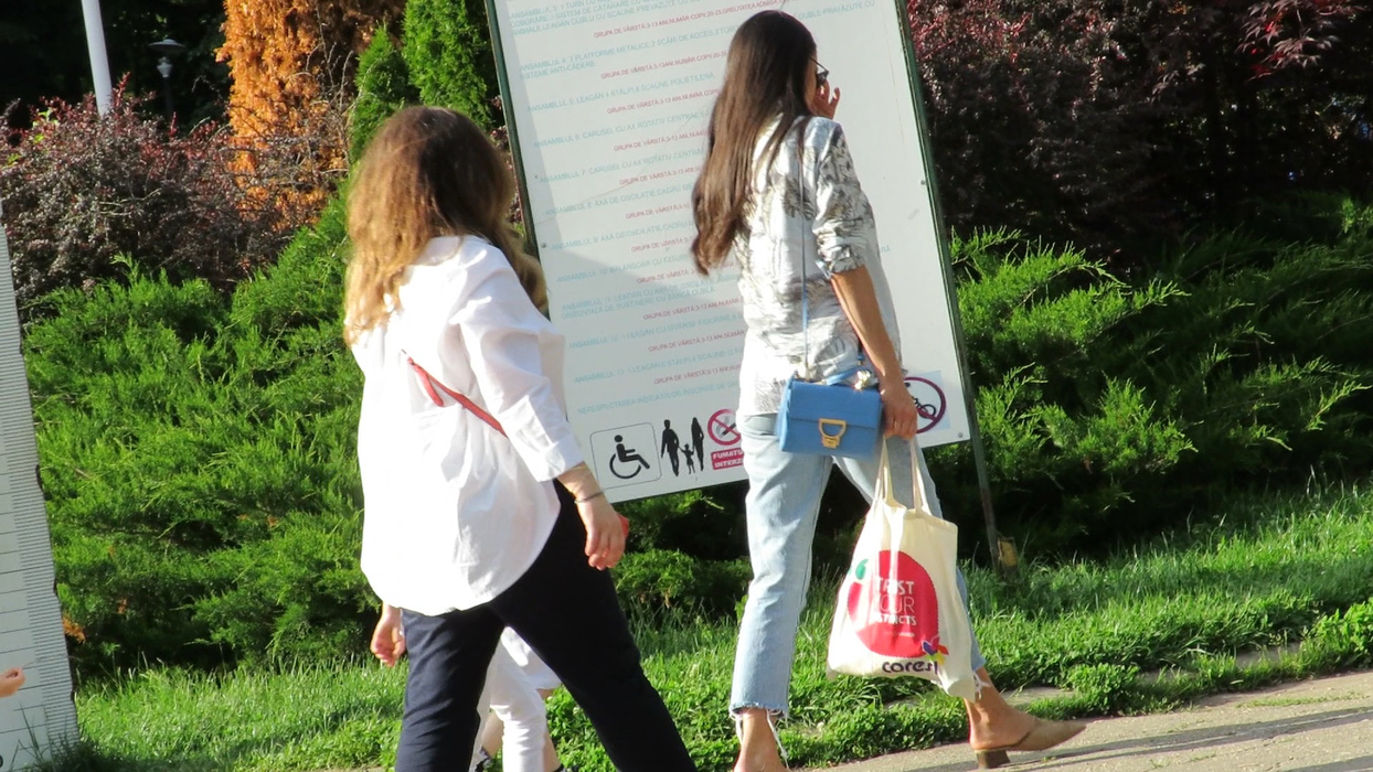 Deși nu mai are mult până naște, Anca Serea își păstrează programul de plimbări în aer liber