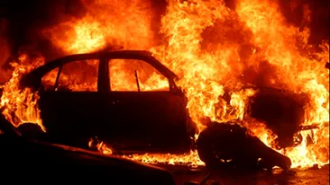 Treisprezece maşini incendiate în cartierul Drumul Taberei din Capitală