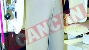 Cere 54 de milioane de dolari pentru o pereche de pantaloni