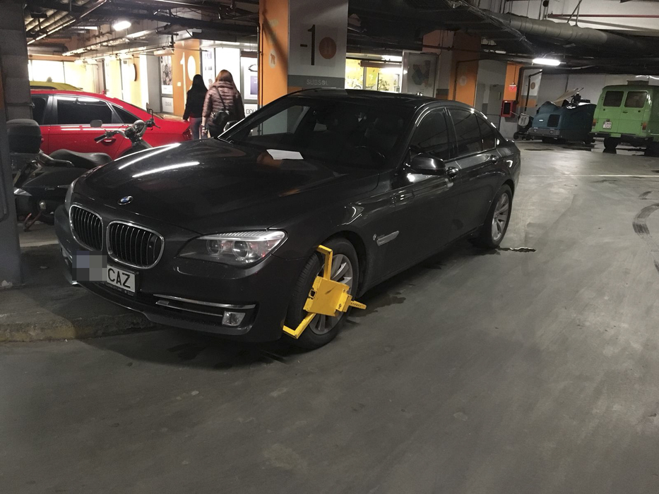 Bodyguarzii mall-ului i-au ”arestat” mașina prezentatorului de la Kanal D