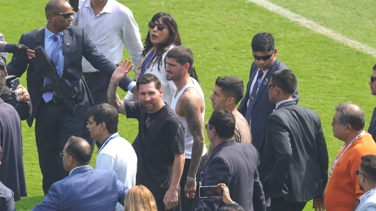 Haos la debutul turneului lui Lionel Messi în India. Fanii furioși au rupt scaunele de pe stadion! Ce i-a nemulțumit grav